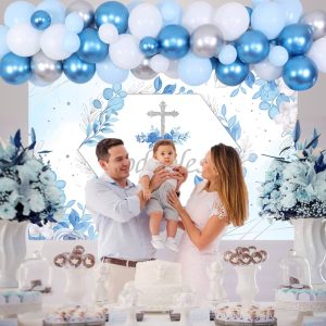 Decoratiuni pentru petrecere, incluzand o arcada de baloane si litere luminoase, idei de botez pentru o atmosfera de vis.