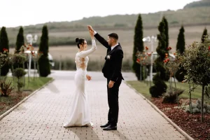 Un fotograf nunta profesionist si un videograf nunta lucrand impreuna pentru a surprinde toate momentele importante ale unei nunti.