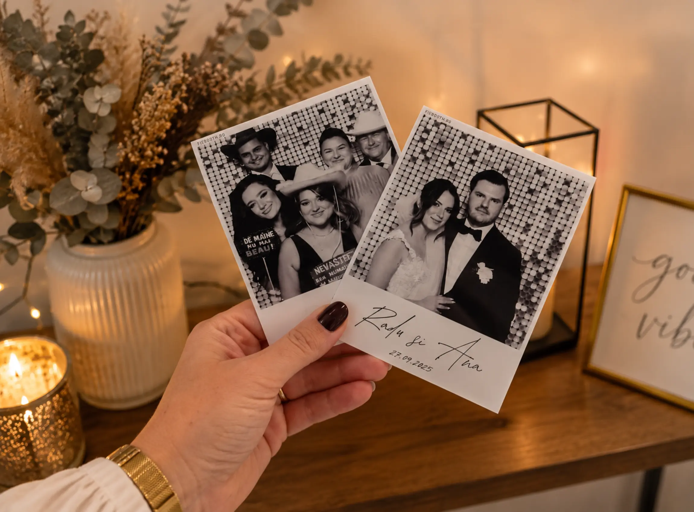 Cabina foto retro cu printare instant ofera fotografii premium realizate pe loc, perfecte pentru nunti, botezuri, aniversari si evenimente corporate. Invitatii se bucura de o experienta interactiva si pleaca acasa cu amintiri fizice personalizate.
