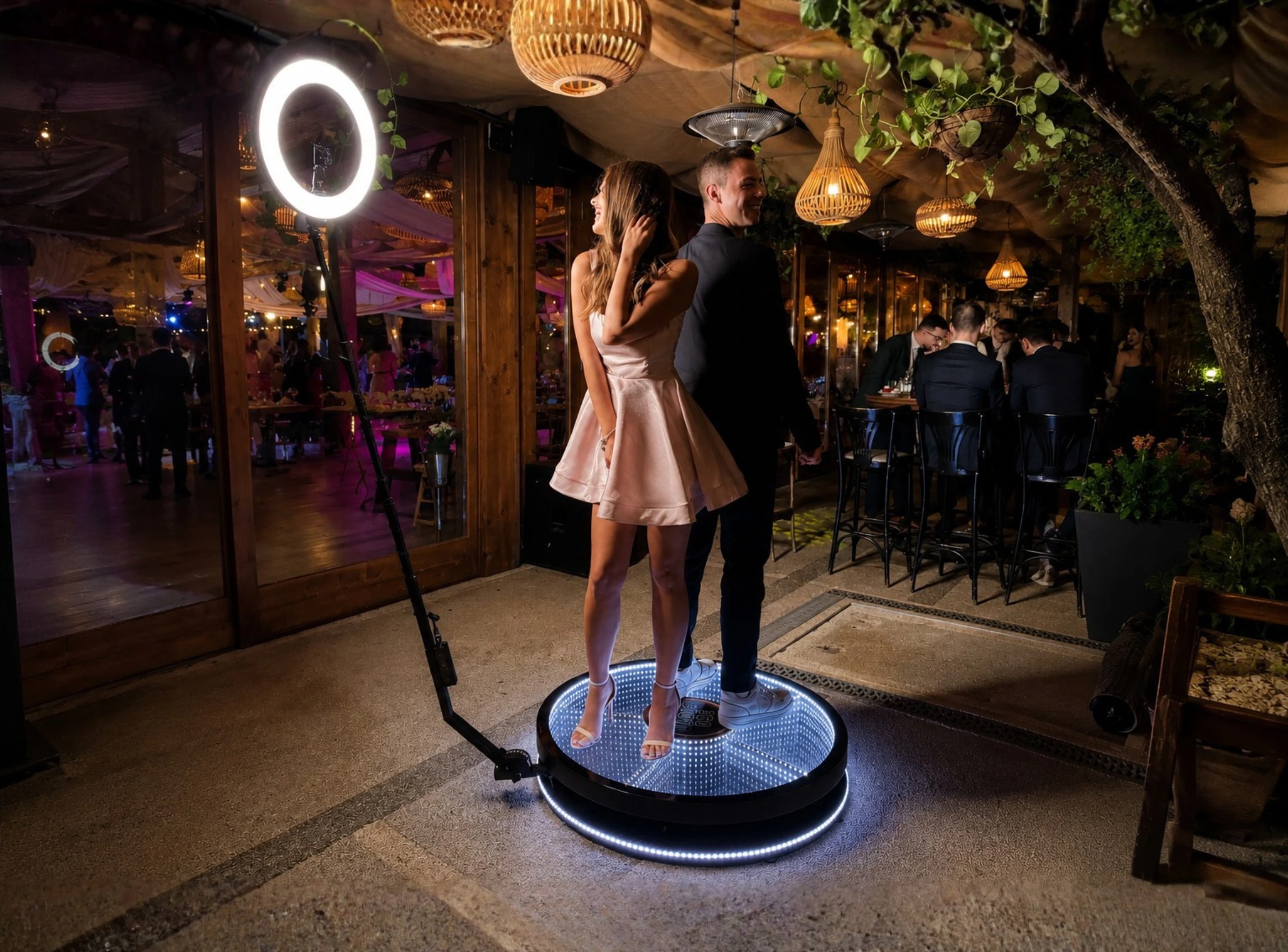 Invitati filmati pe platforma Video Booth 360 la un eveniment elegant, cu efecte slow motion, lumini ambientale si videoclipuri spectaculoase pentru social media.
