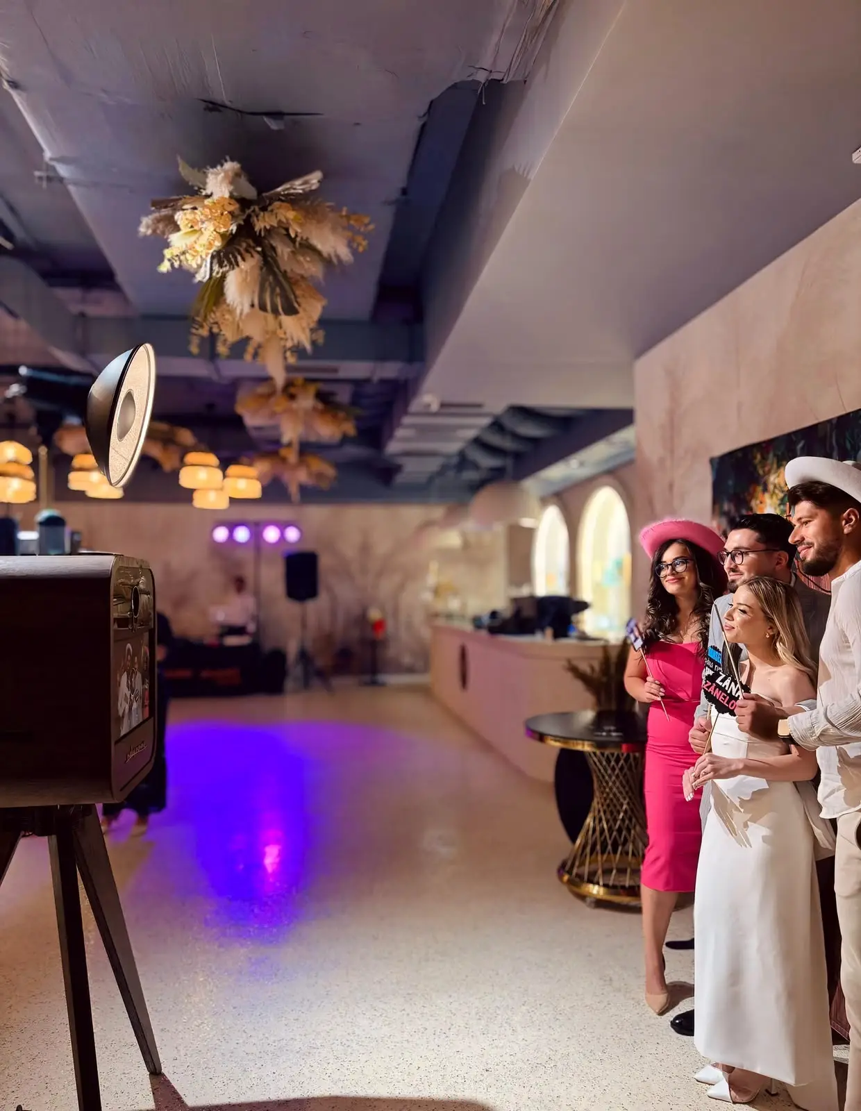 Invitati fotografiati la eveniment